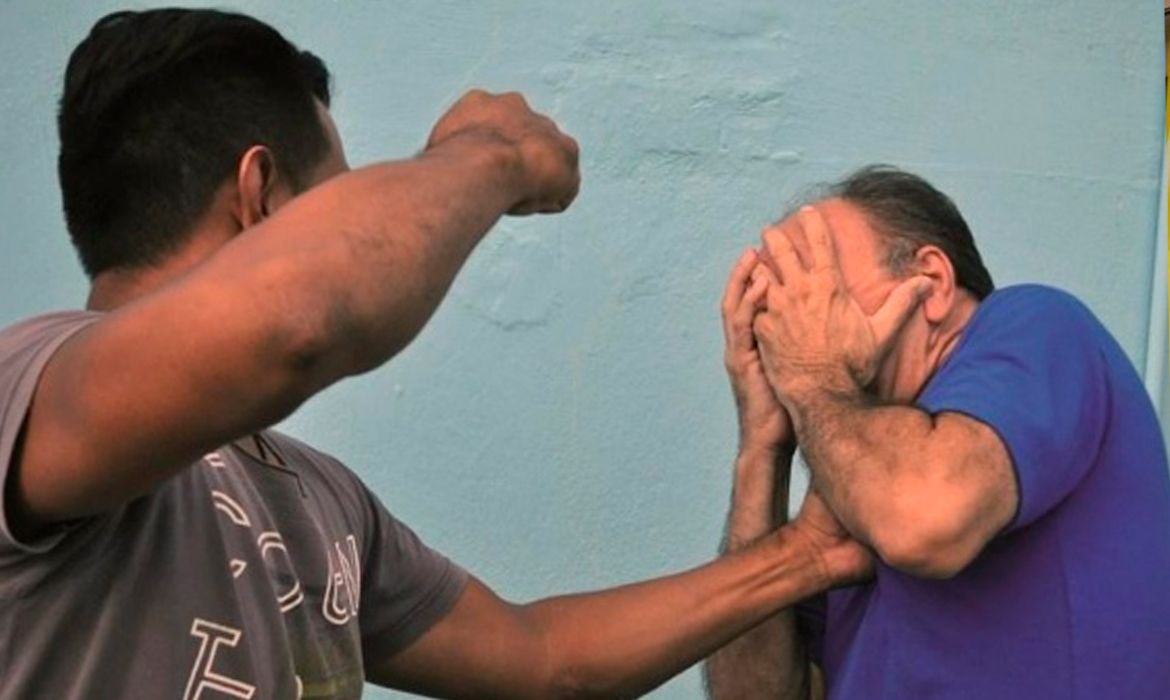 Cliente agride técnico e quase o atropela após discussão sobre uso inadequado de sofá