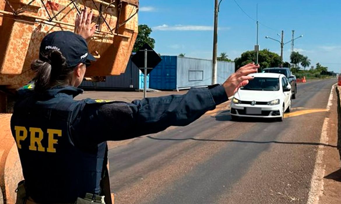 PRF reforça fiscalização e restringe caminhões pesados em MS durante feriado