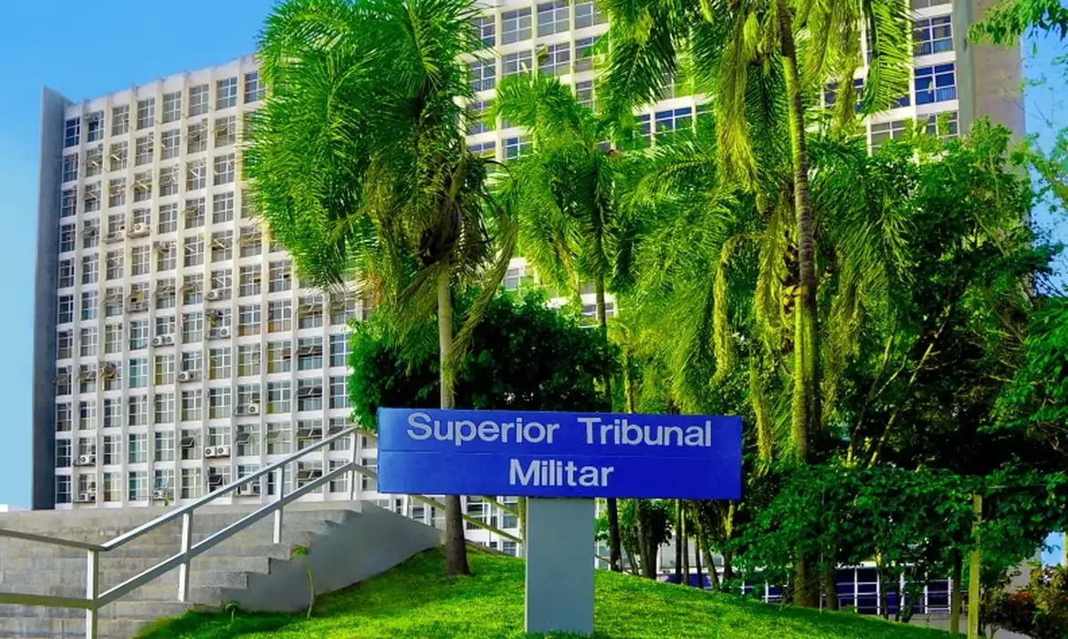 Suboficial da Marinha Condenado por Assédio Sexual a Aluna Trans: Detalhes do Caso