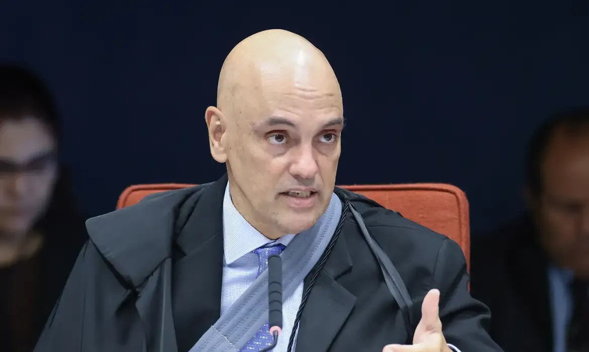 Bolsonaro Pode Ser Preso por Uso Indireto de Redes Sociais, Alerta Moraes