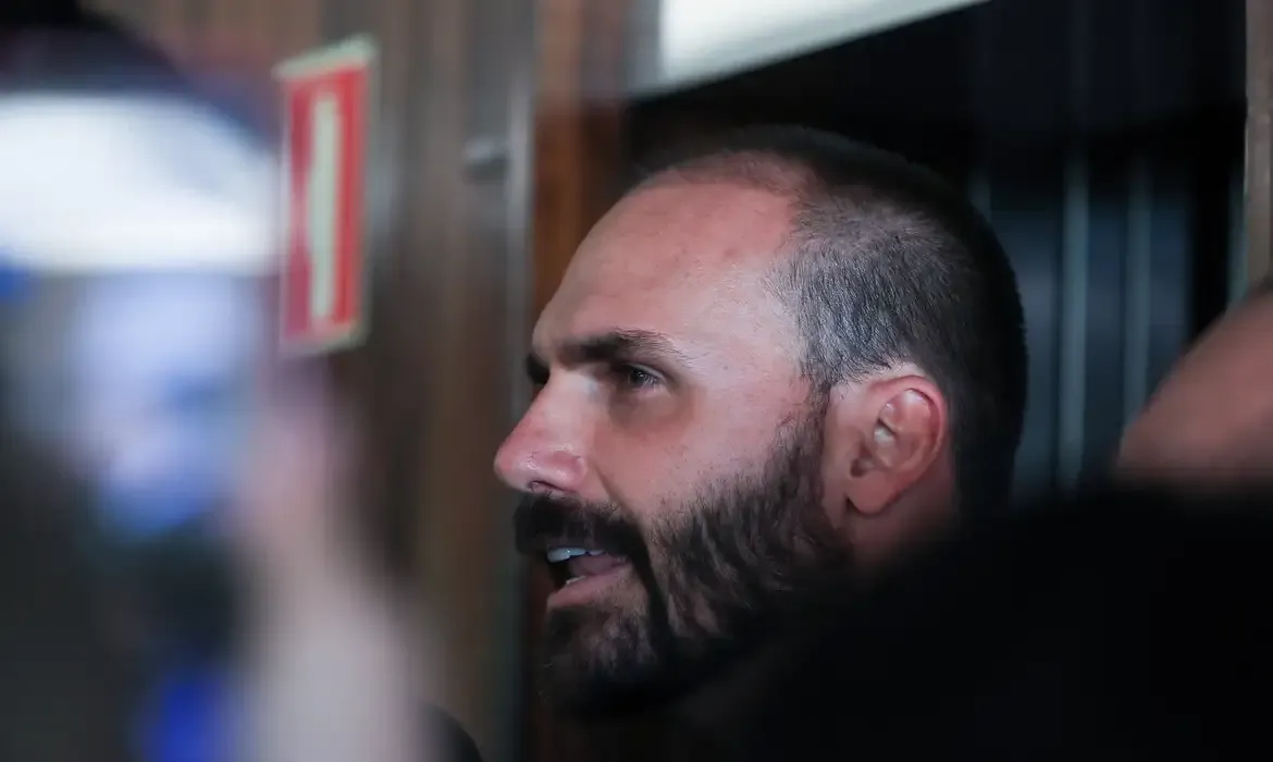 PT Pede Suspensão do Mandato de Eduardo Bolsonaro na Câmara: Entenda o Caso