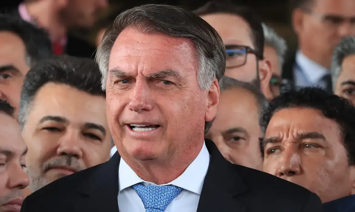 Bolsonaro tem 24 horas para explicar uso de redes sociais, determina Moraes